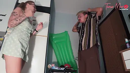 Bir yabancı yemek getirmeme yardım etti ve bunun için onunla seks yaptım