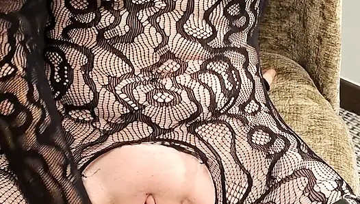 Ateşli orta yaşlı seksi kadın yapay penisin tadını çıkarıyor