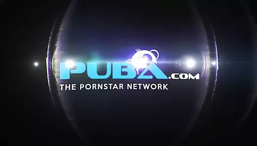 Busty lolly dış verandada bir İngiliz horoz alır