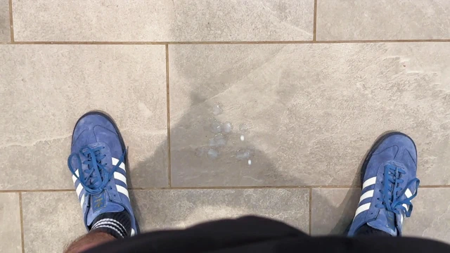 Arkadaşım yoğun bir süpermarkette mastürbasyonumu ve boşalmamı izledi