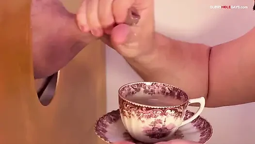 Garip sperm kahvesi: adam fışkırtıyor - üfleyici başlangıçta her şeyi içiyor