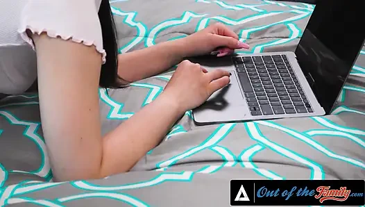 OUT OF THE FAMILY - Aria Lee застукали снова трахающейся пальцами, поэтому отчим шлепает и трахает ее жестко