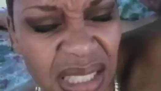 siyah kaltak alır jizz üzerinde yüz sonra sürme beyaz horoz içinde yatak