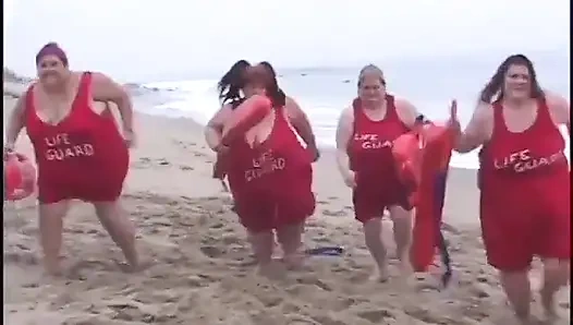 Sarışın iri güzel kadın onu yatakta sikmek için baştan çıkarıyor