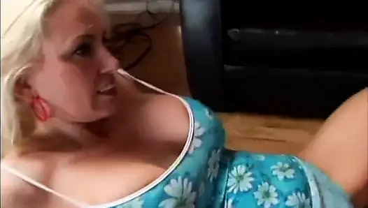 Büyük göğüslü orta yaşlı seksi sürtük kaslı adam tarafından sikiliyor