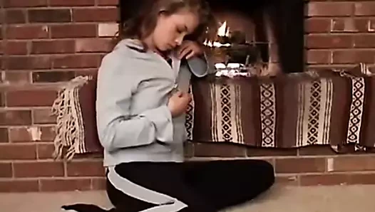 Küçük April tatlı minyon amını parmaklıyor