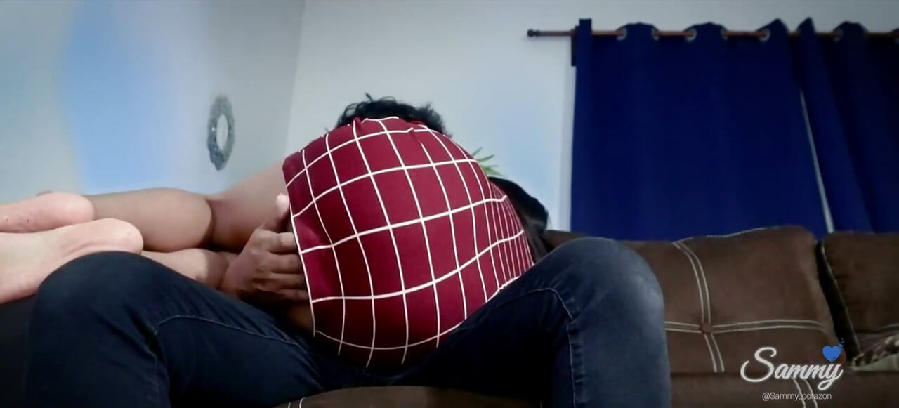 İyi bir kovboy kız içine girdikten sonra her zaman yarağını çok iyi emiyor.