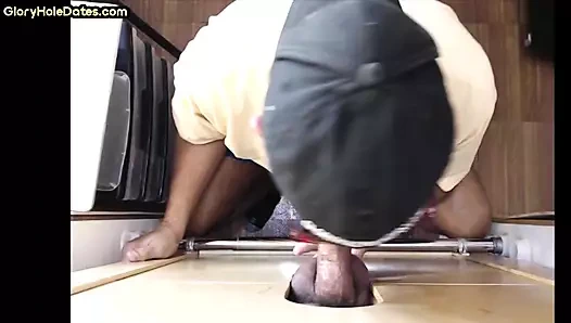 Amatör duvar deliği dilf ağzına boşalana kadar yarak emiyor