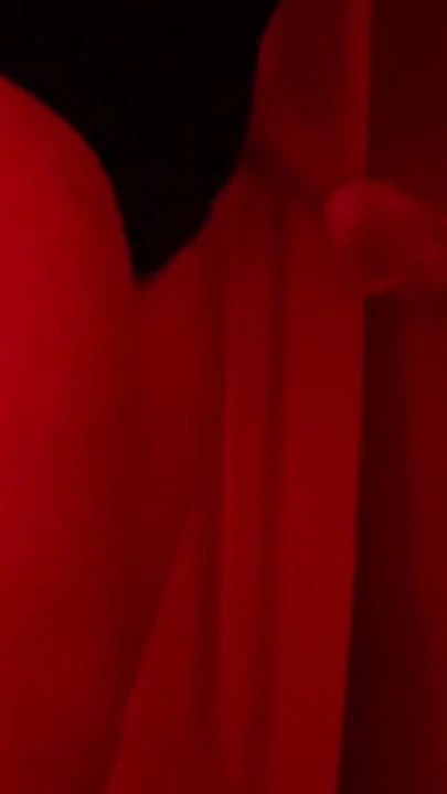 Disko tuvaletinde duvar deliği, bir yabancıyı emiyor | Klip 2