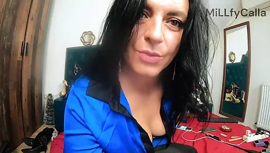 Deri pantolonlu büyük ayak ayak fetişi. Ayak tabanları, ayak parmakları ve külotsuz azdırma
