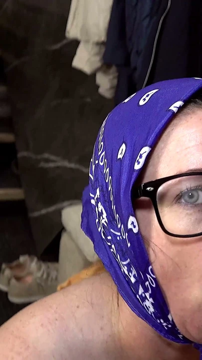 İri göğüslü olgun kadın sert anal bakış açısı seks için sokaktan alınıyor