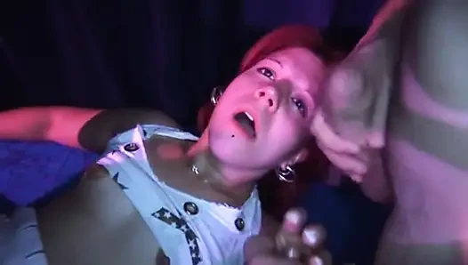 Fışkırtmalı kızıl saçlı bebek patlayıcı orgazm ve gırtlağına kadar parmaklanıyor