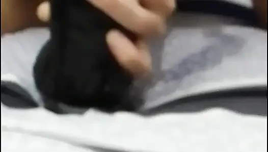 Kalın ve uzun yapay penisin tadını çıkarıyor