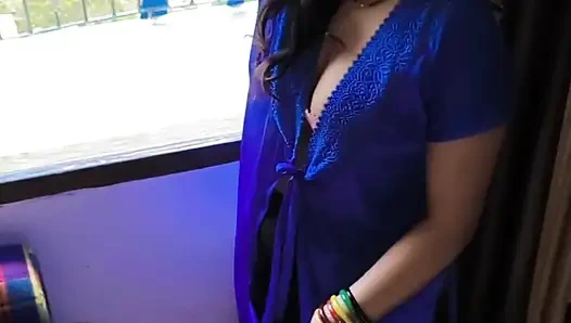 Puja amcık banyosunu ve masterbet'i tıraş etti