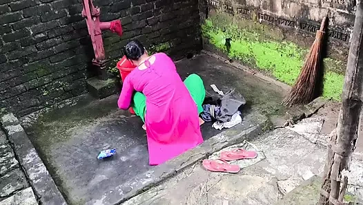 Aniden üvey teyzemi kıyafetlerini temizlerken gördüm. Arkasından gidip götünü sikmeye başlıyorum