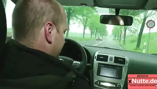 Geile Nutte wird gefickt im Auto