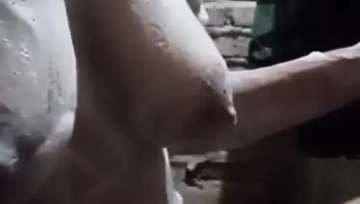 "Tatlım, duş alacağım, gel ve meme uçlarımı em."