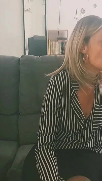 Обязательный для обмена момент из "Зрелая милфа сосет два поклонника большой член, пока она не получит сперму на ее лицо"