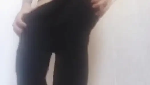 Azgın üvey anne spor salonuna gitmeden önce mastürbasyon yapmak için banyoda kapatıyor