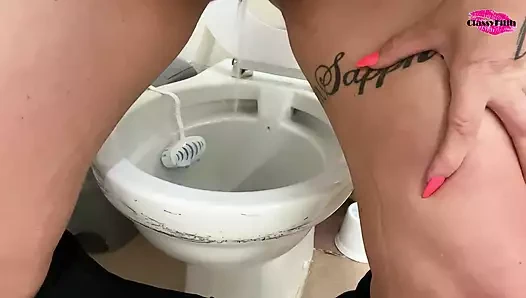 Yakın çekim kedi pissing derleme