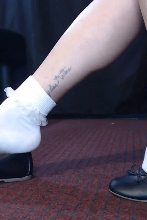 Kolejli kız çoraplı bale daireleri