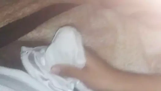 Me masturban con unos pantis de satin