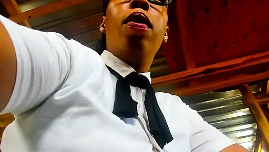 Kütüphanede porno oynadığı için sapık adamı cezalandıran rol yapma