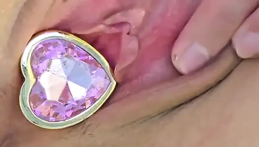 Seksi Orta Yaşlı Seksi Kadın Küvette Çıplak Amına Anal Tıkaç Sokuyor...