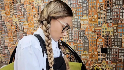 Gözlüklü mütevazı ve iyi huylu güzellik götten sikilirken sessiz kaldı