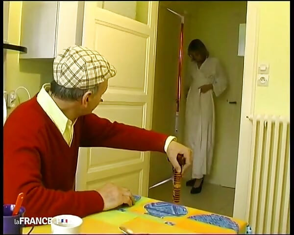 Güzel bir evli kadın kocasının önünde dedesine teklif ediyor!