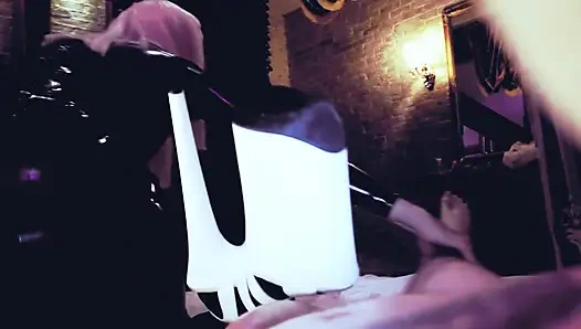 Ateşli domina eva lateks yarakla oynuyor cbt oyuncakları bdsm sapık kadın egemenliği fetiş orta yaşlı seksi olgun sahibe sarışın