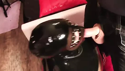 Schokomaus lateks başlık sürtük oral seks ve sikme