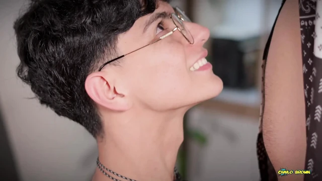ÖĞRETMEN KıZıN KıYAFETLERINI GIYDIĞI IÇIN FEMBOY ÖĞRENCIYI SIKIYOR
