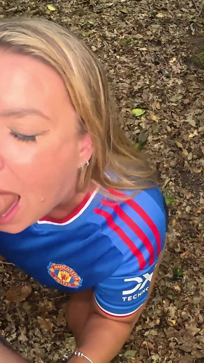 Maisie Lewis araba sürerken beni arabasında mastürbasyon yapıyor!