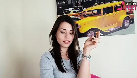 Güzel genç kız sigara içme fetişi