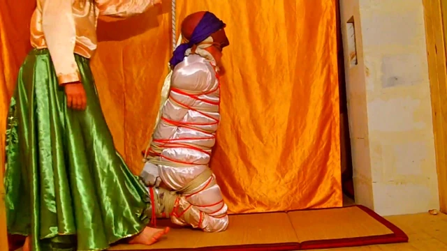 Ligotage en semi suspension et dominatrice en jupe satin