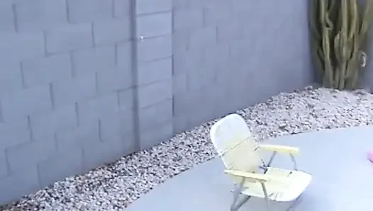 Bebek gibi kız havuz başında açık havada eyleme bayılıyor