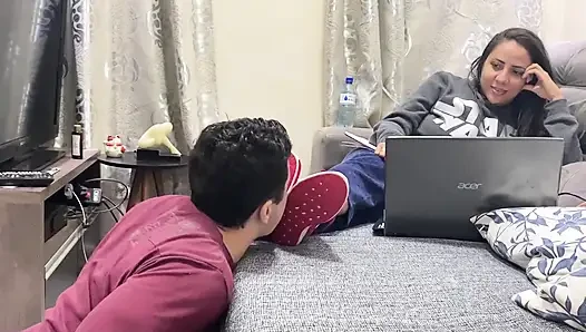 Kiffa spor ayakkabılarını yalarken ayak kölesini görmezden geliyor