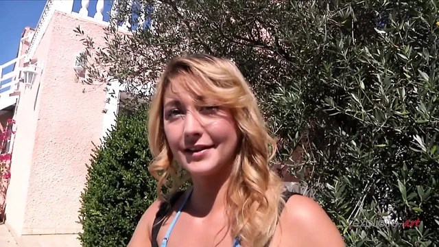 Французскую тинку-блондинку трахнули в задницу у бассейна