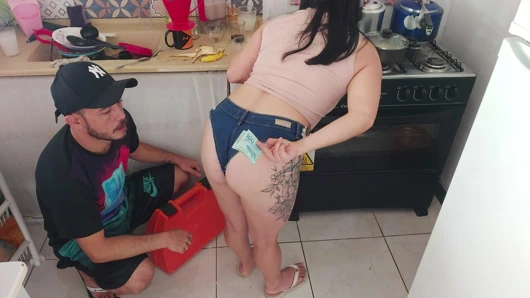 Komşu tesisatçıyı aradı ve kocası yokken ödeme veya gizemli bir hediye teklif etti