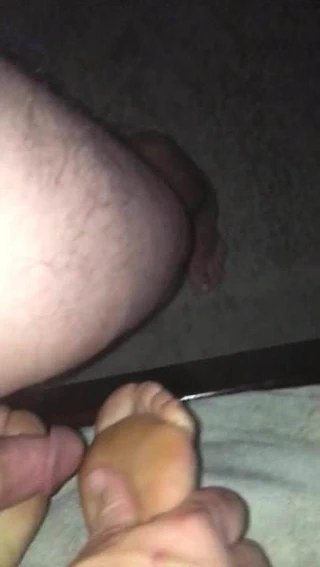 Boşalma ile ayak sikişi