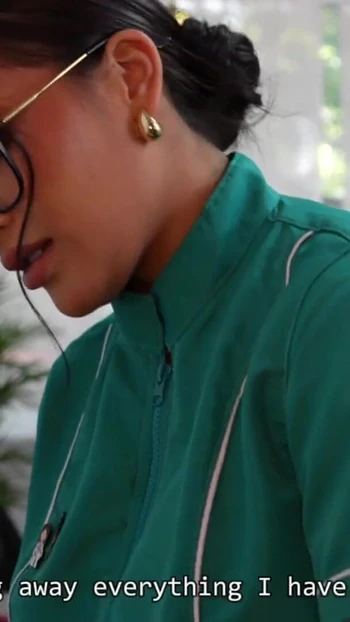 Ключевой момент из "Доктор трогает яйца своего пациента и дает ему свою сперму в задницу - Mariana Martix и Angel Cruz"