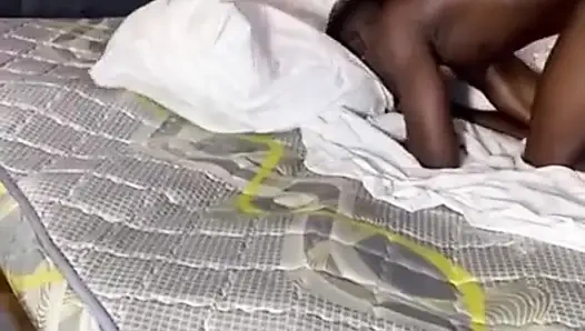 Ona Içeride Iki Büyük Yarak Hissettiriyor