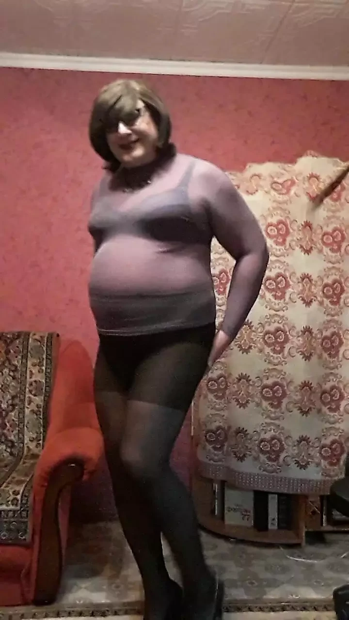 Orta yaşlı seksi kadın Irene kendini okşuyor ve yarakla oynuyor