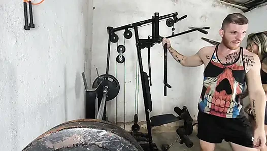 Spor salonunun içindeki büyük popo