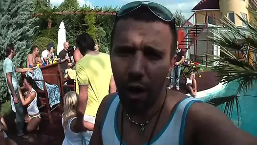 Havuz partisi emme, üçlü sikiş ve grup sikişi ile dolu