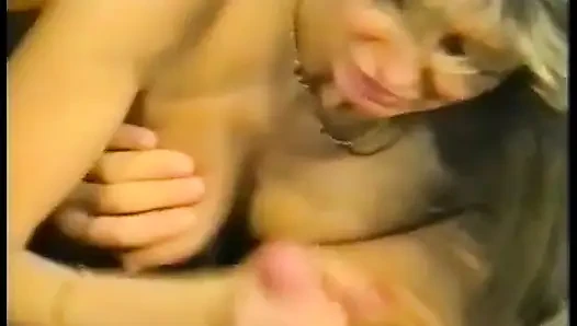 Sevimli sarışın azgın delikanlının büyük yarağını gırtlağına kadar alıyor
