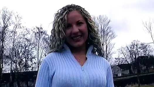 İri göğüslü Alman orta yaşlı seksi kadın bir adamı boşaltmadan önce dildoyla oynuyor