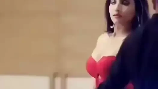 Eting dudaklar bf gf sıcak öpücük video Hint kız