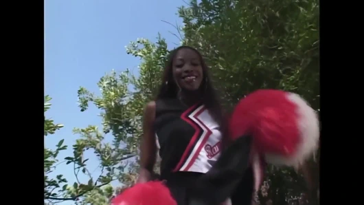 Güzel yuvarlak göt için açık havada siyah sikiş